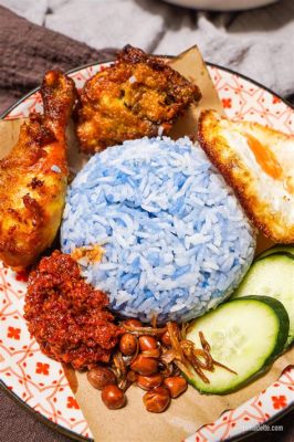  Nasi Lemak: A Symphony of Creamy Coconut Rice and Fiery Spicy Sambal!